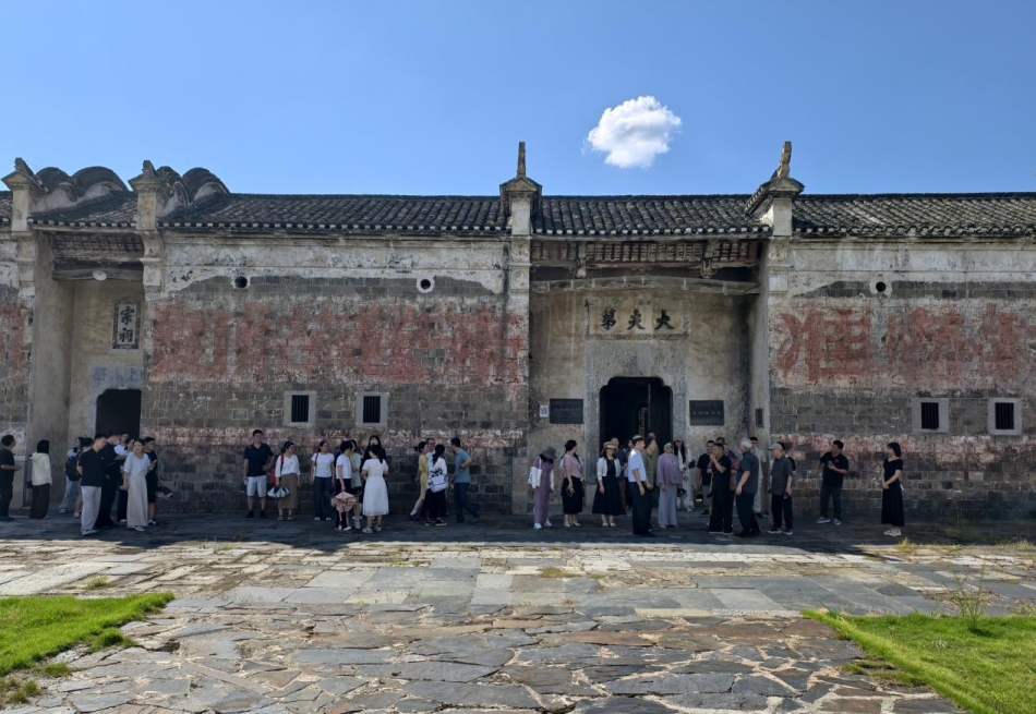 “智能时代艺术设计应用型教学特色助力美丽乡村创新论坛”在湖北通山成功举办