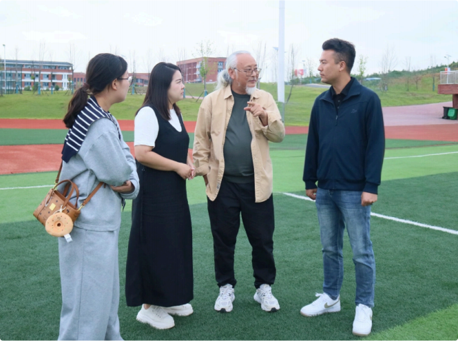 迷彩⻘春 ，温情相伴｜学院领导前往京⼭ 教学改⾰基地慰问 2025级新⽣