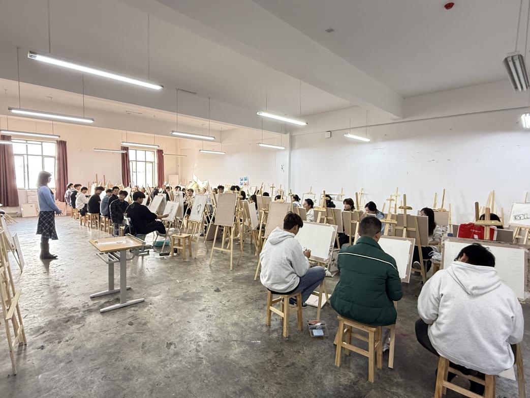 艺科多维度深耕班会育人 赋能学子成长新征程